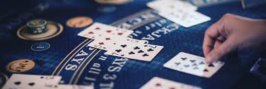Dealer Speed Blackjack di studio kaskustot dengan multi-kamera